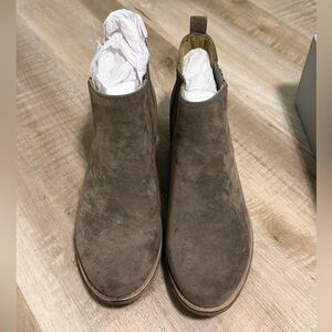Journee Collection Ramsey Chelsea Boots